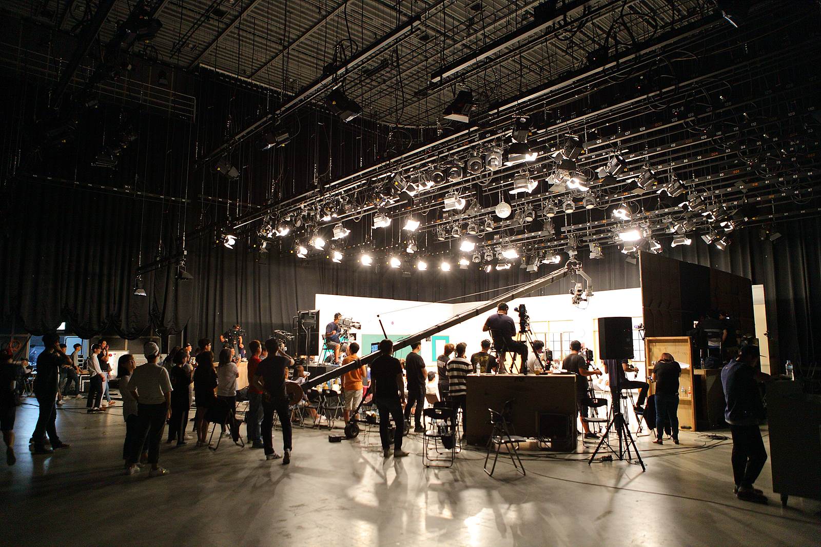 빛마루 1층의 대형 스튜디오에서 제작되는 JTBC , 70여 명의 제작 스텝 속에서도 촬영 공간은 여유로웠다