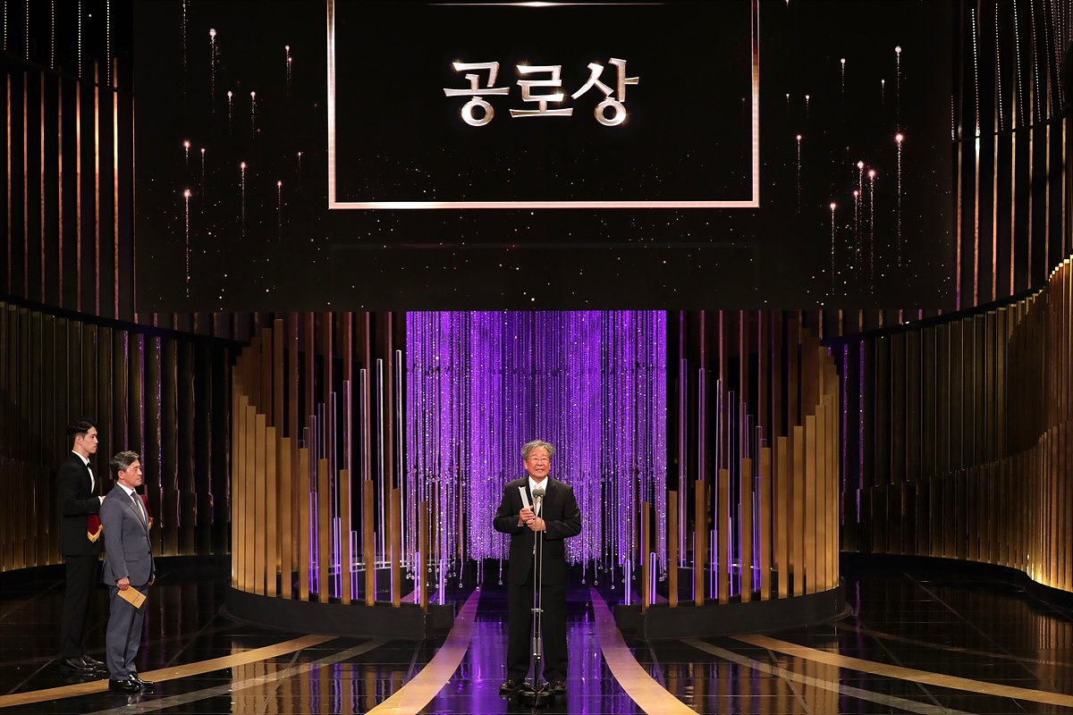공로상을 수상한 배우 최불암