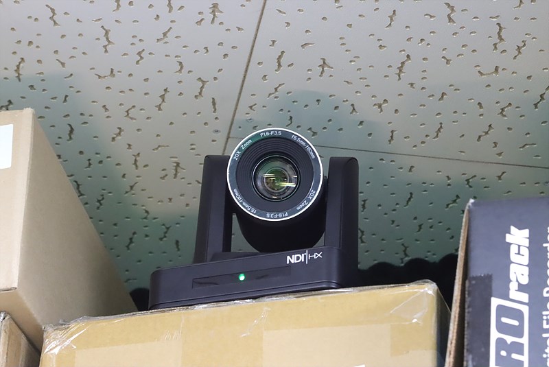 전경 촬영용으로 사용된 UV510A NDI 카메라, PoE를 사용하여 1개의 랜선으로 영상과 PTZ 컨트롤, 탈리, 전원 공급을 모두 처리