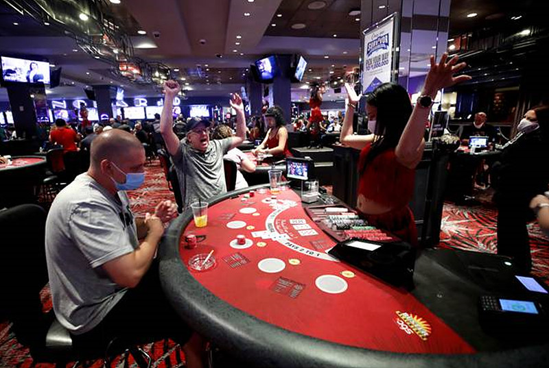 그림 8. 마스크를 벗고 도박을 하는 사람들 / 출처 : Las Vegas Sun
