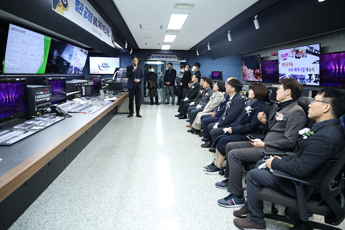 신규 시설에 대해 소개하는 고문안 KBS TV기술국장