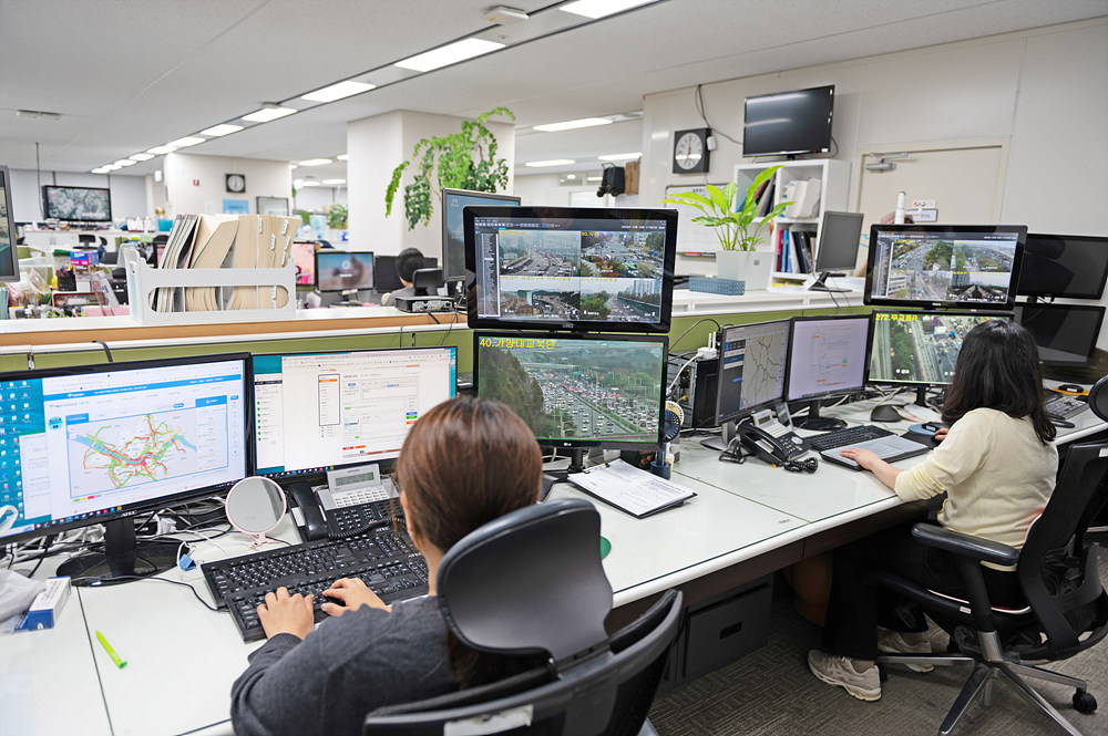 TBS 재난안전센터 요원들이 TBS 교통정보시스템을 활용해 정보를 입력하고 있는 모습