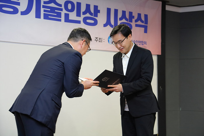 수상 중인 KBS 정병한 수상자