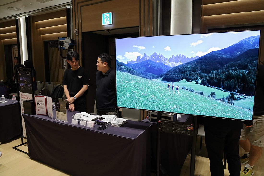 행사장에서의 에스엘알렌트 부스와 공개된 LG OLED Pro 65EP5Q-BQ