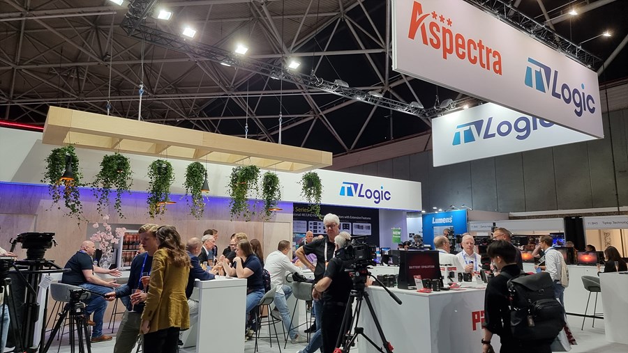 작년 IBC 2024의 Booth. 천장에서 늘어뜨린 식물과 Bar 형태의 공간은 분명히 한국의 전시회 Booth와는 다르다