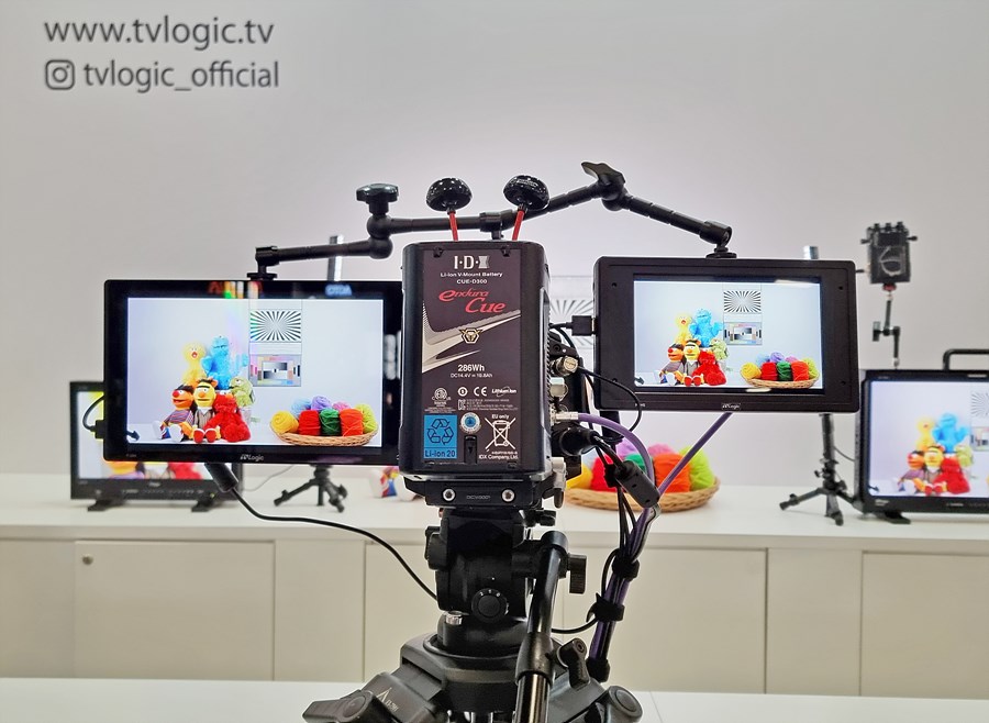 NAB 2025에서의 Field Monitor Table에 Camera에 Mount 된 채로 전시된 10.1” 1,400nits의 F-10H와 7” F-7HS