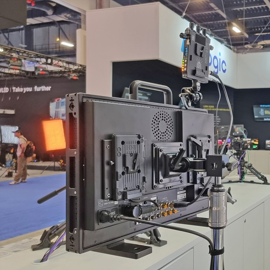 NAB 2025에서의 Field Monitor Zone에 전시되었던 SVM-183P-FM. C-Stand 위에 올려진 상태로 Battery로 구동되며 무선영상송수신 장치를 Cage에 부착한 채 전시되었다