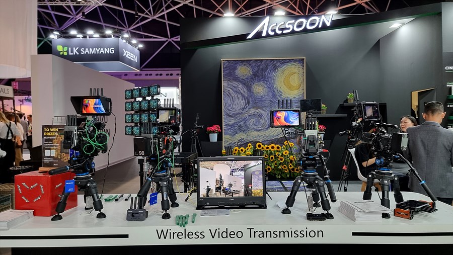 Accsoon 사에 전시된 LXM-180P의 모습. LXM의 12G Quad View 기능을 십분 활용하여, 4대의 4K Camera 화면을 하나의 Monitor에서 볼 수 있도록 Setting 되어 있었다.