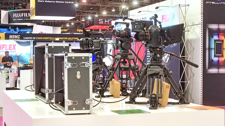 다양한 Accessory들이 활용되어 꾸며진 NAB 2023에서의 TVLogic Field Monitor Zone