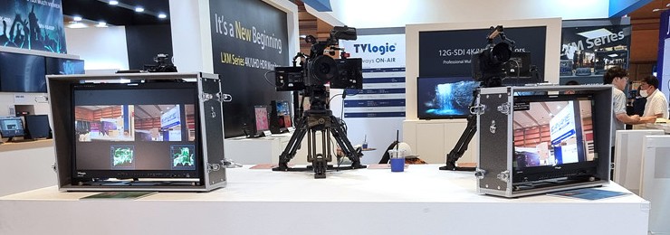 Aluminum Carrying Case에 제품을 장착하여 전시된 모습. Case 바닥 면에 Monitor의 Stand를 고정하는 Bolt가 위치해 있다. Case 앞윗면 모두 Open 되는 Type(Dual Door)의 경우 BNC Cable과 전원 연결이 용이해 선호된다.