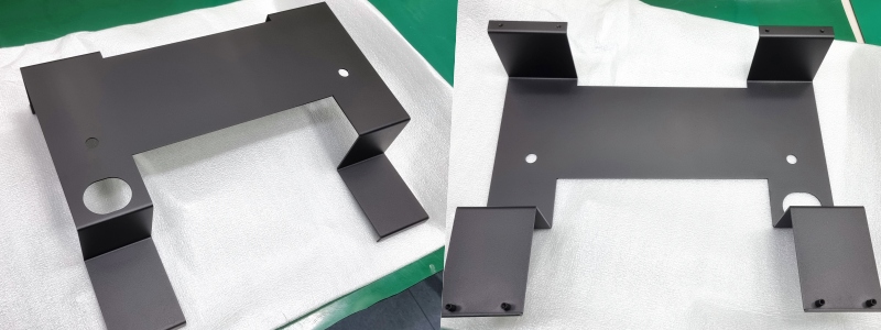 24” Monitor를 Rack에 장착할 수 있도록 해주는 Rack Mount Kit(RMK-24P)의 모습. 거의 모든 Monitor를 Rack에 장착할 수 있도록 해주는 전용의 Rack Mount Kit이 준비되어 있다.