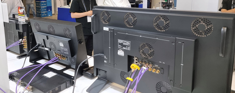 InterBEE 2024에 전시되었던 LXM Series들의 후면 모습. 고휘도 Panel이 사용되는 만큼 원활한 방열을 위한 여러 개의 Fan들이 설치되어 있음을 알 수 있다. Monitor 후면부 VESA Mount에 Accessory가 장착되는 경우, 배기를 방해하지 않도록 설계되는 것이 좋다.