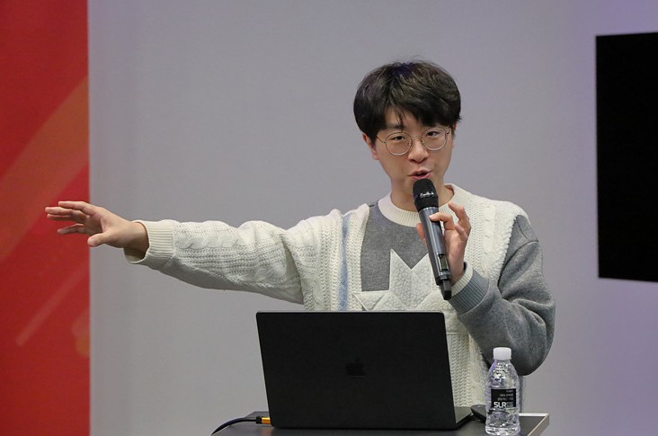 설명 중인 이진협 ColorScale 대표