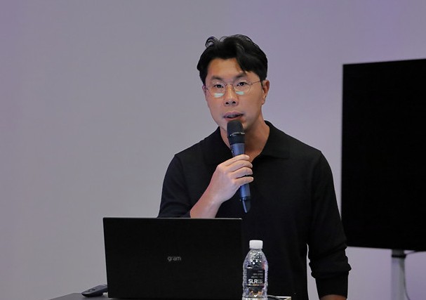 모니터 구성과 활영에 대해 설명한 엄태식 컬러리스트