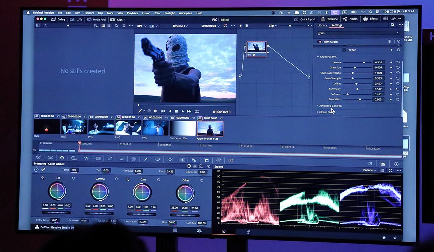 OLED Pro의 영상에서의 질감 부여에 대해 시연중인 김정호 컬러리스트