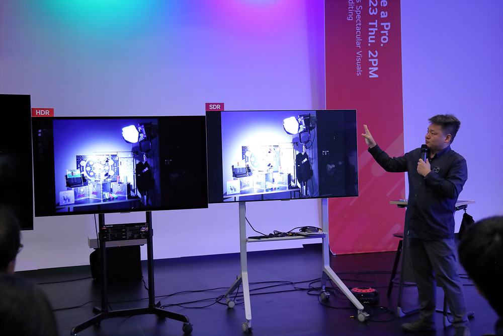 HDR과 SDR에서의 화질을 비교하며 설명하는 김태정 본부장