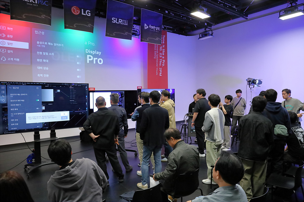 OLED Pro를 살펴보는 세미나 참석자들