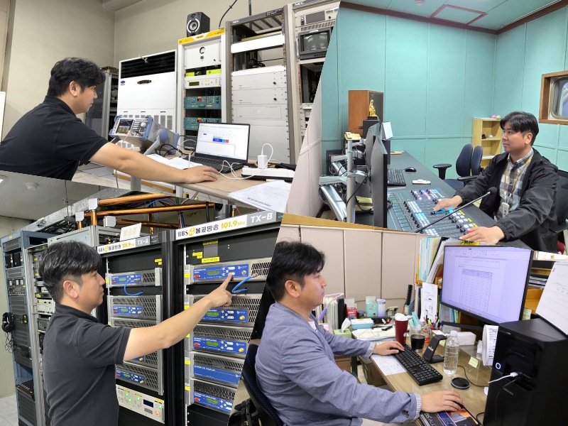 (시계 방향으로) 무선국 검사 예비측정, 라디오 부조정실 장비 점검, 업무 중인 박진용 부장, 송신소 시스템 점검