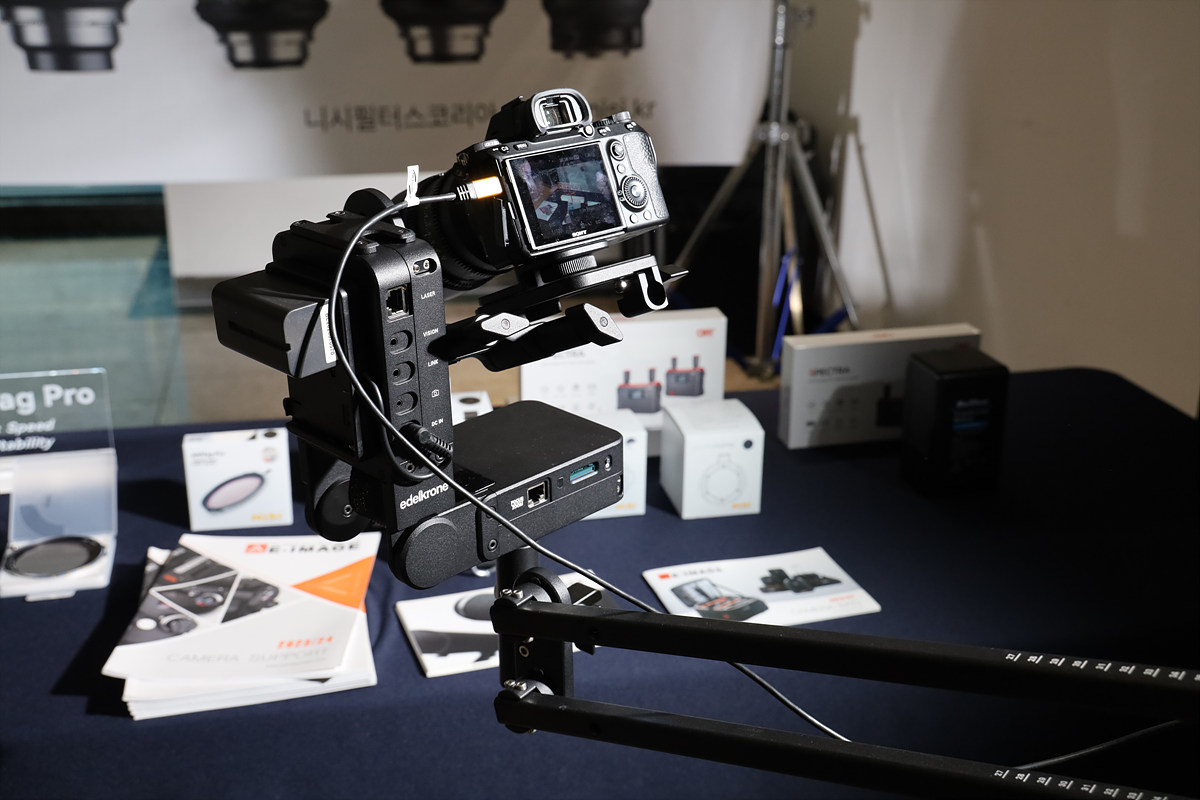 그린촬영시스템 부스에 전시되었던 edelkrone Krone S 확대 사진