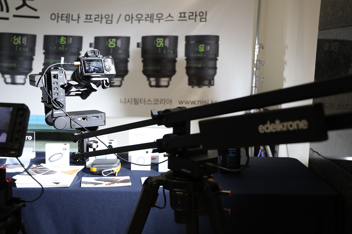 그린촬영시스템 부스에 전시되었던 edelkrone Krone S