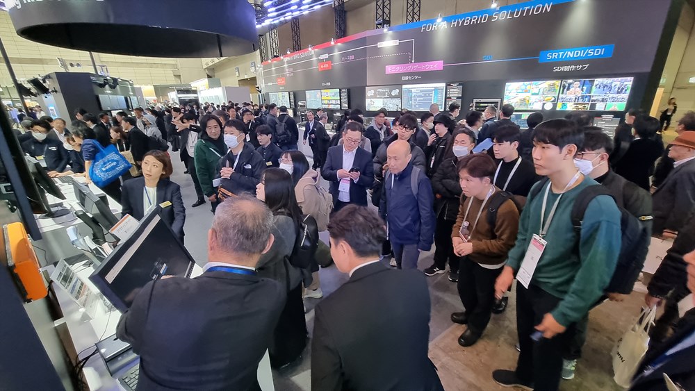 각 부스에서 출품 내용에 대해 설명을 듣는 한국방송기술인연합회원들