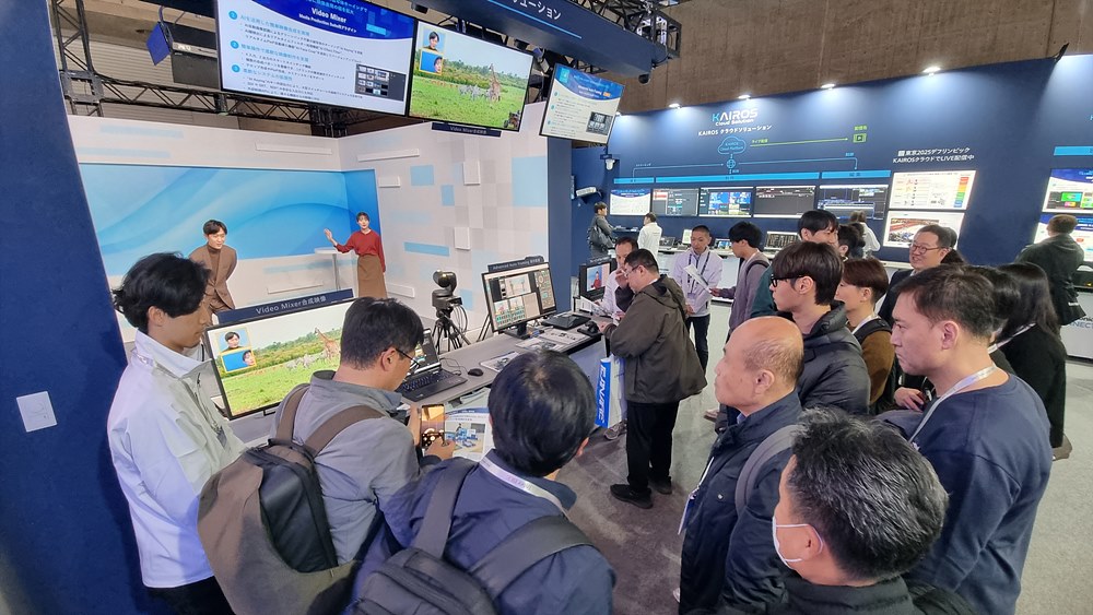 Panasonic 부스를 참관하는 연합회 참관단