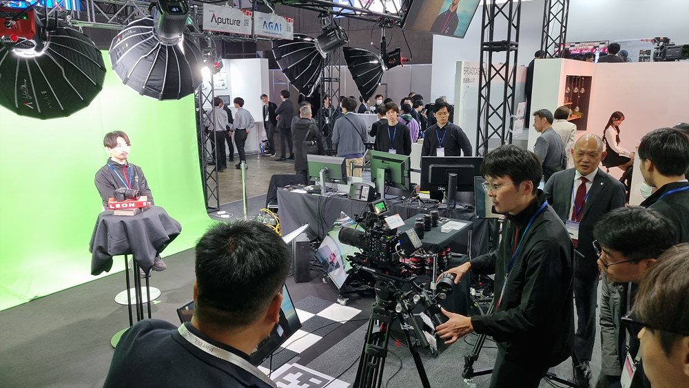 EOS C400을 통한 가상 스튜디오 시연