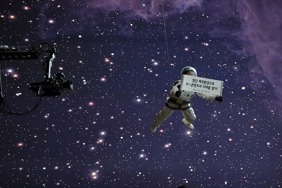 우주를 배경으로 비행사의 촬영 장면을 시연한 퍼포먼스