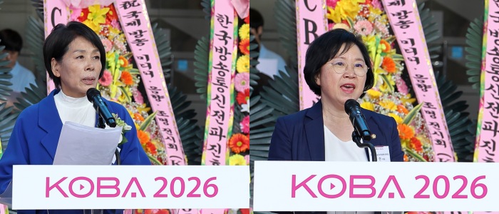 축사 중인 최민희 국회 과방위원장과 김 현 과방위 의원